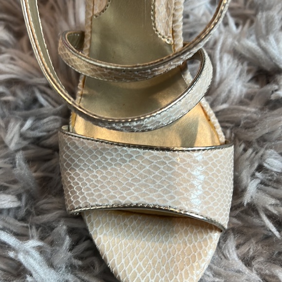 White House Black Market heels size 6.5 - Picture 3 of 4